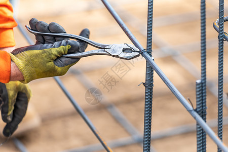 在建筑工地用铁丝钳切割器工具安装钢丝隔板图片
