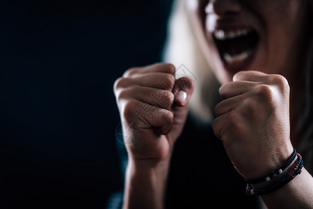 侵略一个愤怒的咄咄逼人的女人握紧拳头的画像愤怒愤怒女人的画像图片
