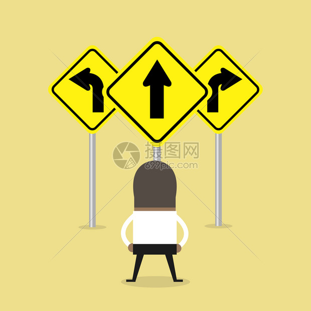 商人站在三条路的箭牌上