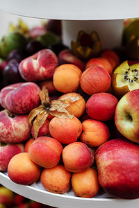 各种新鲜水果草莓苹桃子和椰水果背景各种新鲜水果桃子和椰图片