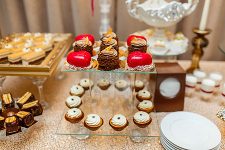 婚礼仪式上的糖果有很多不同的现代甜点蛋糕糖果水美味糖餐饮概念选择焦点婚礼上的糖果有很多不同的现代甜点水果糖选择焦点图片