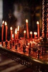 在正统教堂的长灯蜡烛小组背景选择焦点正统教堂的长灯蜡烛小组选择焦点图片