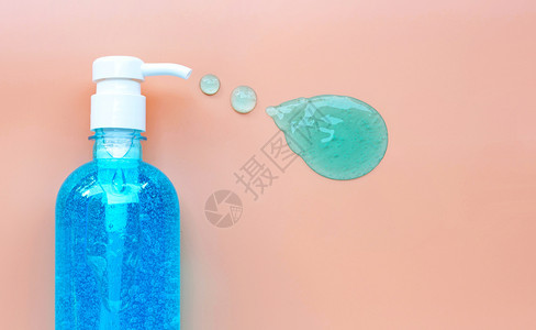 水泵瓶中的洗涤剂凝胶粉红色背景复制空间手卫生冠状保护概念图片