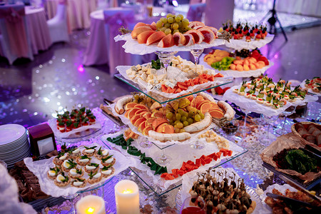 盛装有蔬菜奶酪水果浆腊肠海鲜肉和婚礼装饰品的一大批有吸引力的甘蔗其中包括蔬菜肉和婚礼装饰品图片