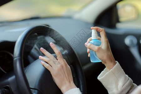 妇女用手喷洒酒精在汽车中喷洒异雾安全防止感染19种可口corna污染细菌或alcoh清洁剂和ygien概念防止感染19种可口co图片