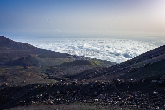 从非洲佛得角的皮科多福戈看云层上的卡代拉斯从佛得角的picodofogo看云上的chadascaldeiras图片