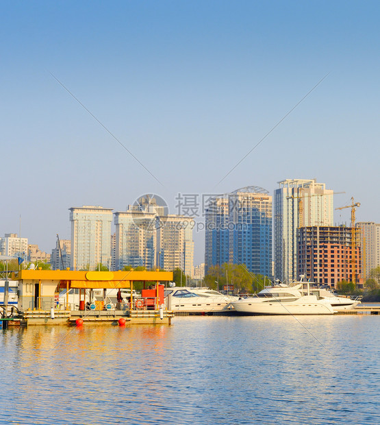 在码头的游艇上有一个加油站现代城市建筑背景kievuraine图片