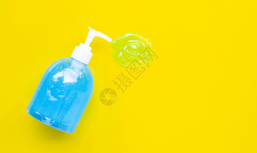 用于保护手卫生冠状covid19的泵瓶中洗净剂凝胶在光黄色背景和复制空间上图片