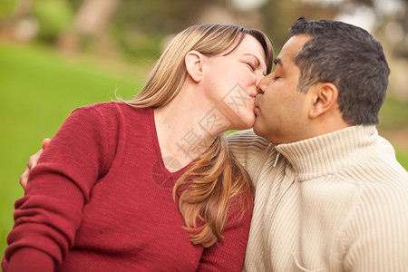 公园里的情侣在接吻图片