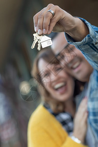 混合种族夫妇持有新房钥匙图片