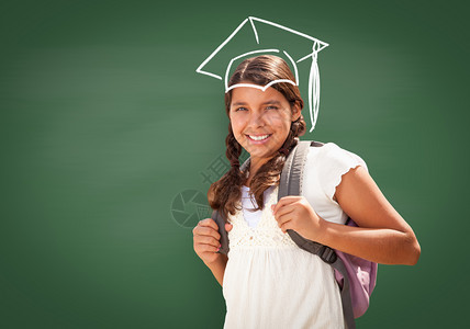 背着黑板包头顶戴消防员盔的年轻西班牙女学生头顶上粉笔图片