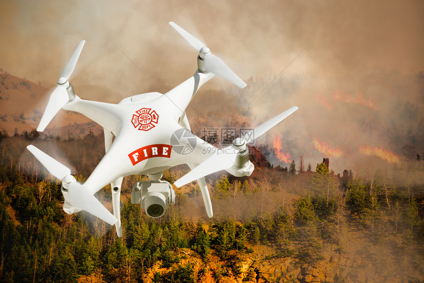 消防队在森林里使用无人驾驶飞机图片