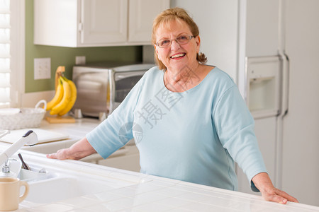厨房里一位美丽笑容的成年女士肖像图片