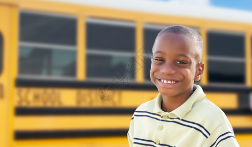 离校车很近的年轻非裔美国男孩图片