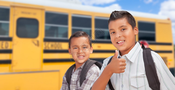 在校车附近行走的年轻黑人男孩背景图片
