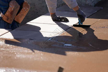 建筑工人用手边具平滑湿水泥图片