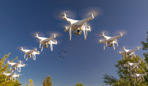 数十架无人机聚集在空中飞行图片