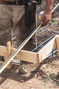 建筑工地测量钢管人图片