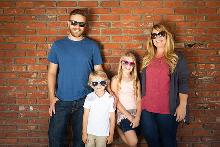 年轻causin家族戴着墨镜反砖墙图片