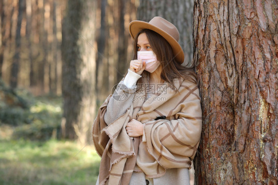 外出咳嗽时身戴保护无菌医疗面具的欧洲年轻女症状流行冠状概念covid19咳嗽女孩身戴保护无菌医疗面具的欧洲年轻女户外咳嗽症状流行图片