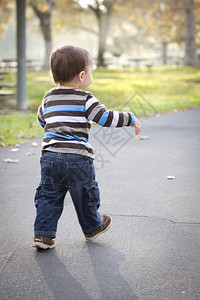 小男孩在公园里走动图片