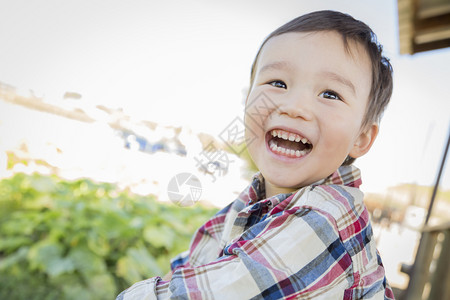 可爱的混合种族年轻男孩在外面玩得开心图片