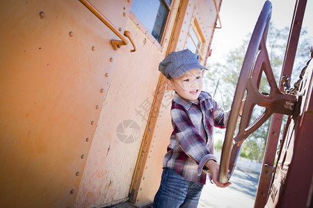 可爱的混杂种族男孩在外面火车上玩得开心图片