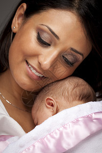 妇女和新生婴儿特写镜头图片