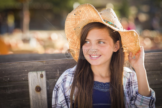 在南瓜地穿着牛仔帽肖像的少女穿着牛仔帽图片