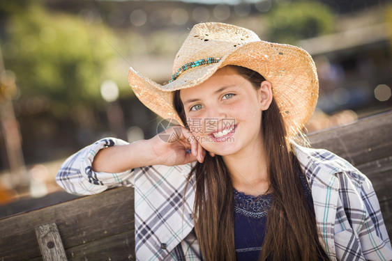 在南瓜地穿着牛仔帽肖像的少女穿着牛仔帽图片
