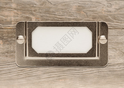 木头上的空白金属文件柜标签框准备接收您自己的留言图片