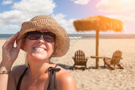 美丽的度假女人在沙滩上放松图片