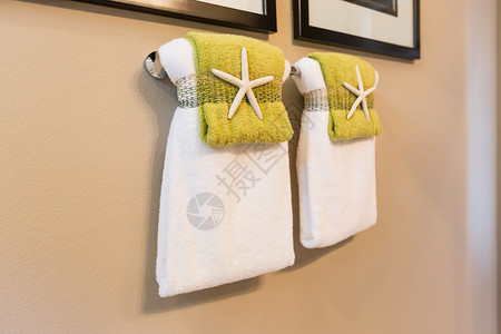 美丽的明星鱼装饰挂在浴室的毛巾图片