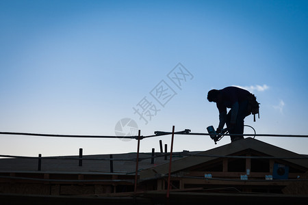 建筑工人在屋顶的轮廓上图片