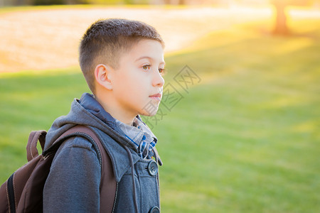 年轻的西班牙男孩用背包在户外走年轻的西班牙男孩用背包在户外走图片