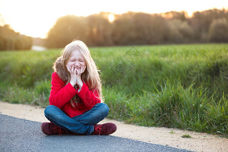 快乐的小女孩坐在路上微笑着带孩子旅行弗兰奇图片