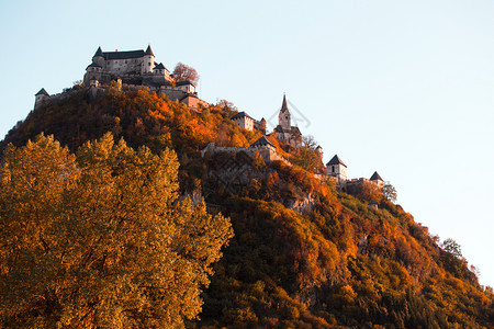2019年在山顶上看到著名的中世纪城堡图片