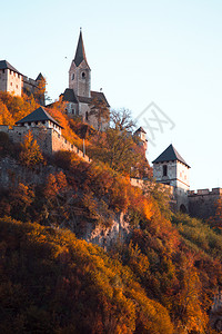 2019年在山顶上看到著名的中世纪城堡图片