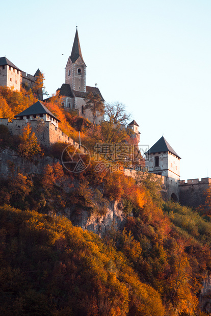 2019年在山顶上看到著名的中世纪城堡