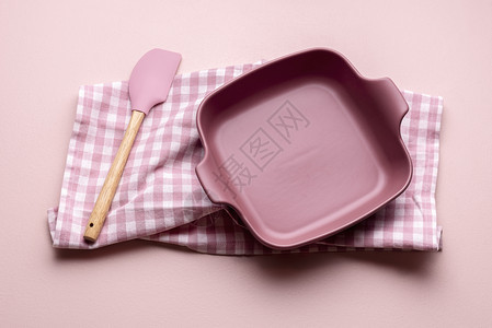 粉色毛巾上陶瓷盘和硅管烘烤图片