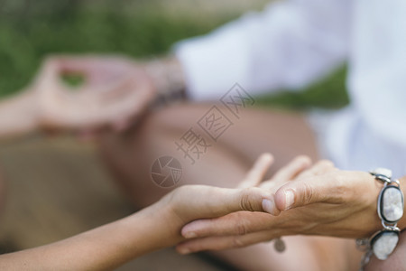 治疗师与病人牵手转移能量治疗精神师的手图片