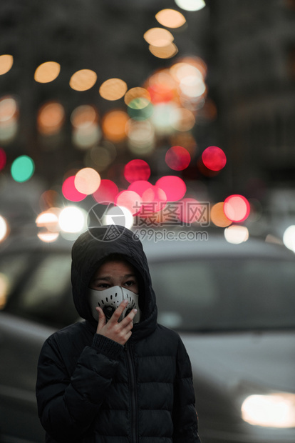 空气污染概念城市中带呼吸面具的年轻人图片
