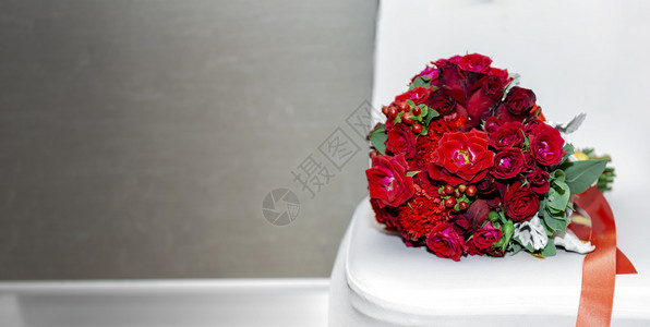 红玫瑰花束在有自由空间的椅子上爱和情人节背景概念图片
