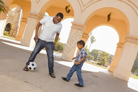 父亲和儿子在院里踢足球图片