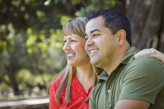 快乐的有吸引力混合种族在公园的一对夫妇肖像图片