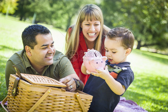 温馨的一家人在公园里野餐玩耍图片