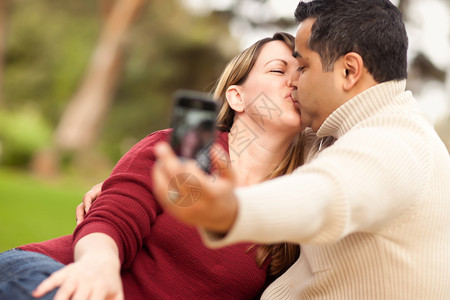 有吸引力的混合种族夫妇在公园拍自画像图片