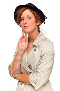 穿着海沟服和帽子的有吸引力红发女孩白背景的帽子被孤立图片