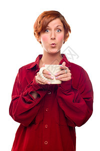 漂亮的红发女孩和热饮杯孤立的白色背景图片