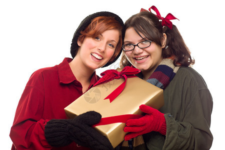 有两个漂亮的女朋友拿着假日礼物孤立在白色背景图片